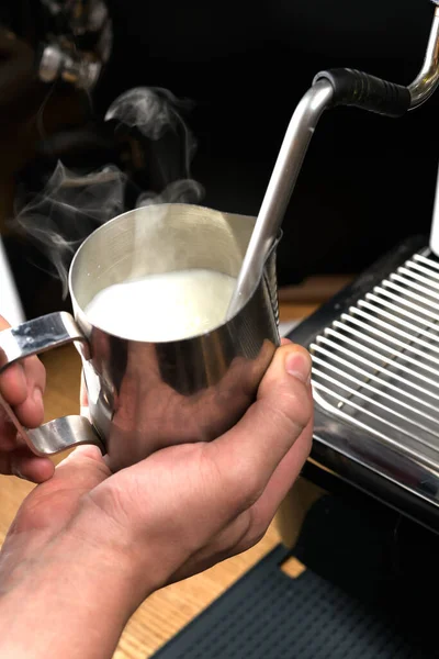 Proces Spienionego Mleka Cappuccino — Zdjęcie stockowe