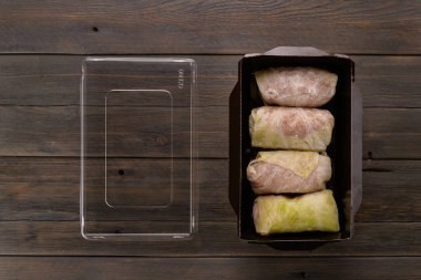 Donmuş lahana, ahşap bir arka planda tepside yuvarlanıyor.