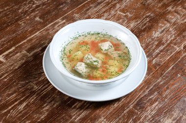Dereotlu beyaz tabakta balık çorbası.