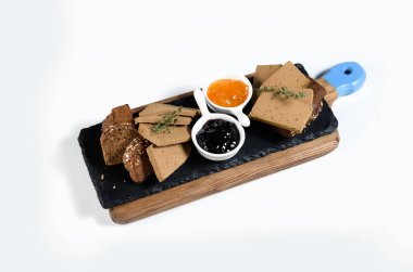 panoda kümes hayvanları var.