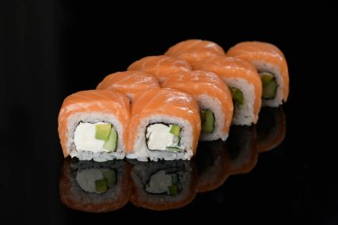 siyah arkaplanda gezinir