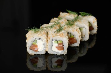 siyah arkaplanda gezinir