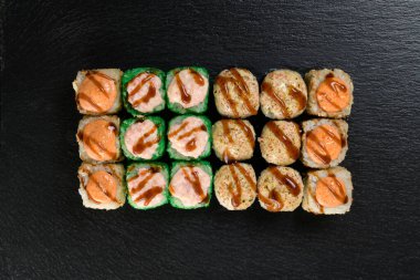 siyah arkaplanda gezinir