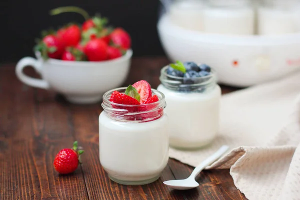 Zwei Gläser Hausgemachten Joghurt Mit Erdbeeren Und Blaubeeren Auf Naturfarbstoff — Stockfoto