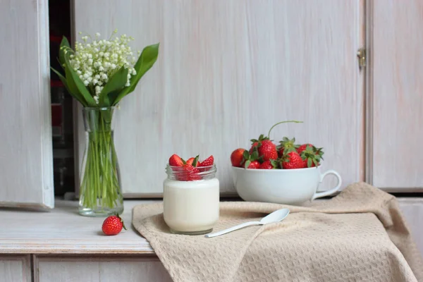 Ein Glas Hausgemachten Joghurt Mit Erdbeeren Und Minze Auf Naturfarbstoff — Stockfoto