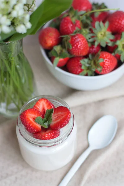 Een Glazen Pot Zelfgemaakte Yoghurt Versierd Met Aardbeien Munt Natuurlijke — Stockfoto