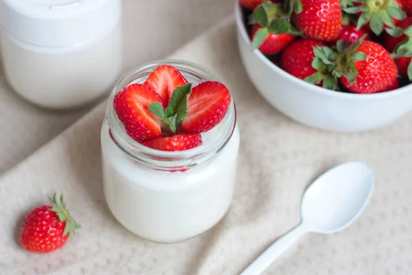 Een Glazen Pot Zelfgemaakte Yoghurt Versierd Met Aardbeien Munt Natuurlijke — Stockfoto