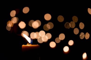 Mum alevi koyu arka plan üzerinde bokeh ile gece ışık