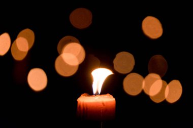 Mum alevi koyu arka plan üzerinde bokeh ile gece ışık