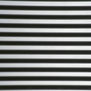 Üretilmiş eğri büğrü çelik ışığı yansıtır, ekrandan fırlayan çelik çubuklar gibi görünür, makineli tahıl kurutma arka planı soyut duvar kağıdı negatif kopya alanı göz alıcı. Kara Güç, hukuk endüstrisinin 90 deg 'e ulaşmasını sağlıyor. dikey çubuklar için