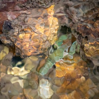 Renkli ormanlık dere yatağının üzerinde dalgalanan su boyunca soyut makro - bak, kerevitleri görüyor musun? Doğal hareket, renk ve doku, yumuşak, vitray ekolojisine benzeyen temiz su kopyalama alanı