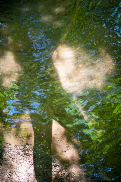 Silueta femenina abstracta en el arroyo —  Fotos de Stock