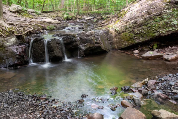 Longa exposição de uma cachoeira de floresta etérea — Fotografia de Stock