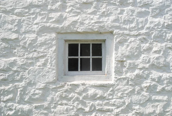 Beyazlatılmış tarihi çiftlik evinin antik altı camlı penceresi. — Stok fotoğraf