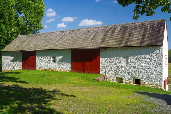 Historische amerikanische Steinscheune im Kolonialstil mit roten Türen — Stockfoto