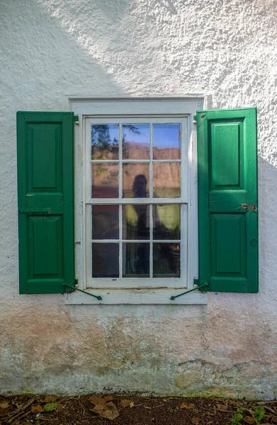 Yeşil panjurlu antika koloni penceresi.. — Stok fotoğraf