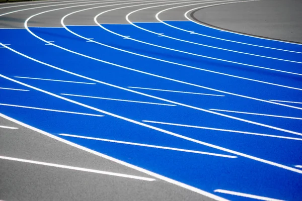 Trilha de corrida azul e cinza curvada com superfície texturizada, linhas nítidas — Fotografia de Stock