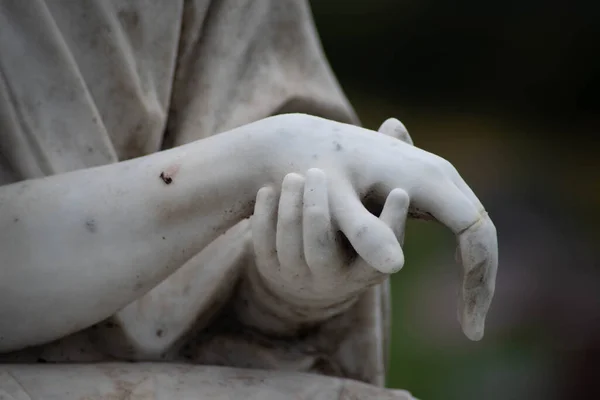 Pierre sculptée mains de Jésus et Marie dans un cimetière victorien — Photo