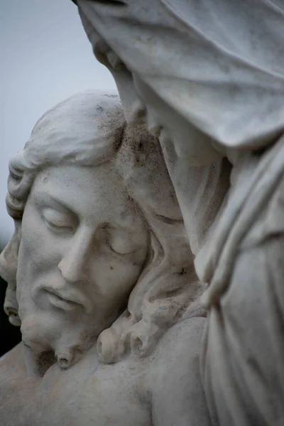 Close up of Jesuss face with eyes closed, Victorian cemetery statue. — Stock Photo, Image