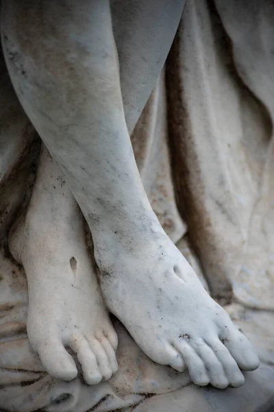 Gros plan des pieds de Jesuss avec stigmates statue du cimetière victorien — Photo