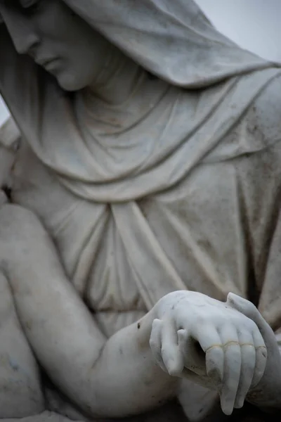 Statue du cimetière de pierre, Marie tenant la main de Jésus. — Photo