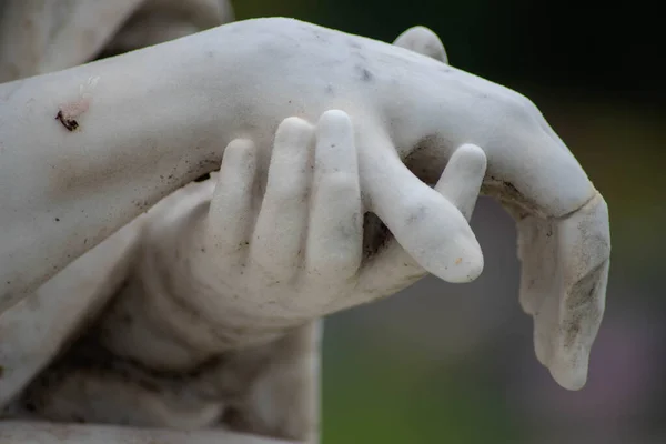 Камінь вирізьбив руки Ісуса та Марії на старому кладовищі.. — стокове фото