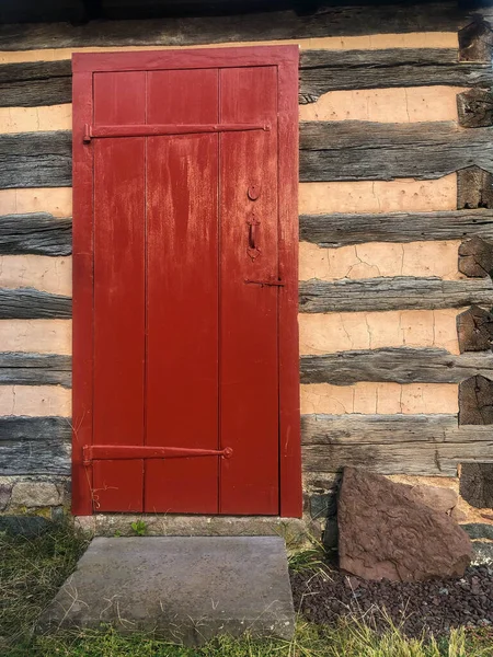 Czerwone drzwi w kolonialnej kabinie dziennika Pensylwanii. — Zdjęcie stockowe