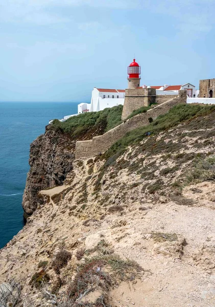 Deniz feneri feneri, kale ve kayalık araziler Atlantik Okyanusu 'na bakan uçurumlarda yürüyor. Cabo Sao Vincente Sagres Portekiz seyahat arkaplan kopyalama uzayı