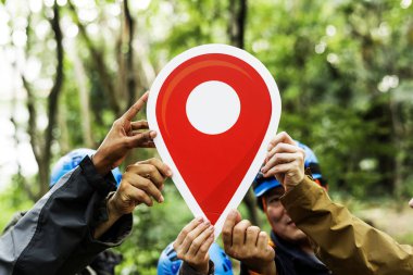 Etkin arkadaş bir onay nokta sembolü holding