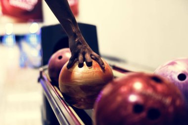 Afro-Amerikan çocuk bir bowling topu hobi ve eğlence kavramı seçmek