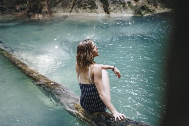 Beyaz kadının şelale