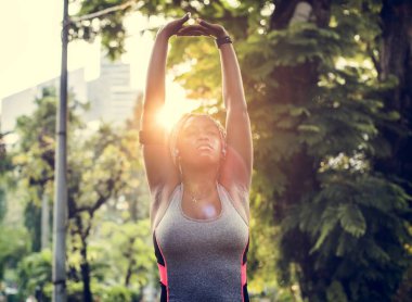 Parkta egzersiz bir kadın