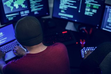 Arkadan Görünüş tipik dizüstü klavye üzerinde hacker 