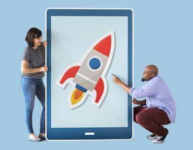 Bir tablet tutan insanların farklı Çift