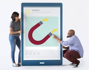 Farklı çift bir tablet grafik ile tutarak