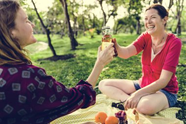 Anne ve kızı parkta bir picninc sahip