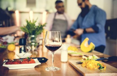 Arkadaş grubu mutfakta yemek