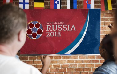 Bir futbol maçı izlerken arkadaşlar