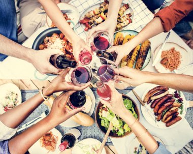 İnsanların birlikte toasting havadan görünümü