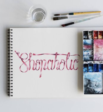 Beyaz sktech kağıt üzerinde kısa alıntı