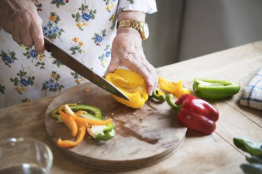 Yaşlı kadın biber Dilimleme