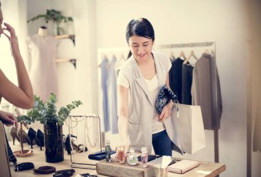 Müşteri giysiler kontrol