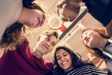 Bir basketbol mahkeme takım çalışması ve beraberlik kavram üzerinde genç arkadaş grubu