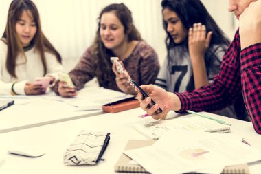 Lise öğrencisi bir sınıfta bir smartphone kullanarak