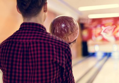 Bowling topu taşıyan çocuk