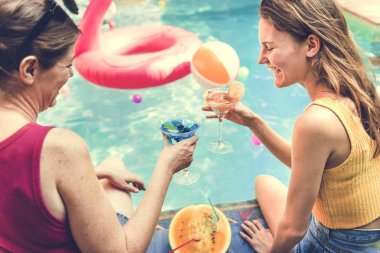 Havuz kenarında kokteyl parti