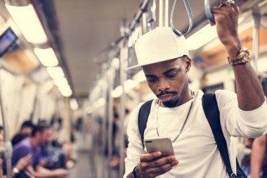 Afrika adam cep telefonuyla yeraltı tren