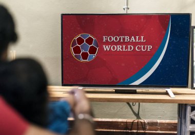 Bir futbol maçı televizyonda izlerken aile