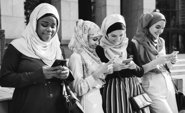 Skupina Islámských Dívek Pomocí Chytrých Telefonů — Stock fotografie