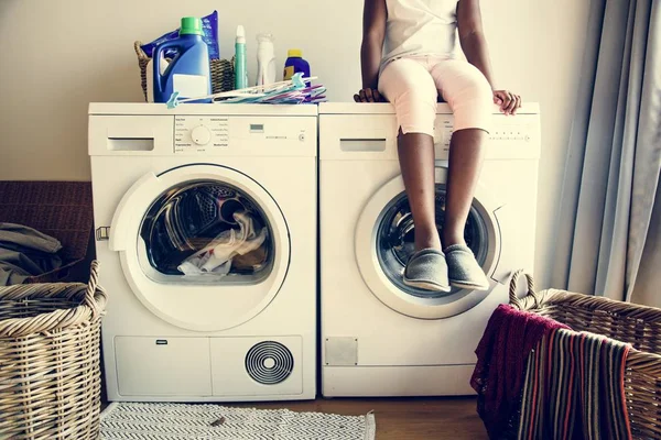 Young Teen Girl Waiting Clothe Washed Washing Machine — Stock Photo, Image